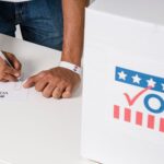 Urna eletrônica brasileira em seção eleitoral durante o período de votação