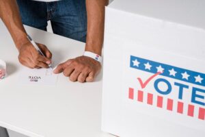 Urna eletrônica brasileira em seção eleitoral durante o período de votação
