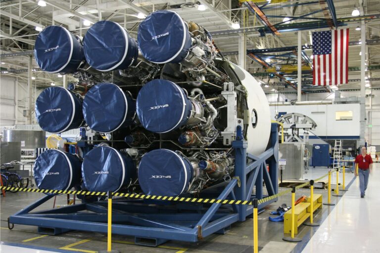 Trabalhador em linha de produção de fábrica industrial no Brasil