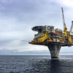 Plataforma de petróleo em alto-mar operando na costa brasileira