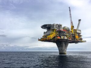 Plataforma de petróleo em alto-mar operando na costa brasileira