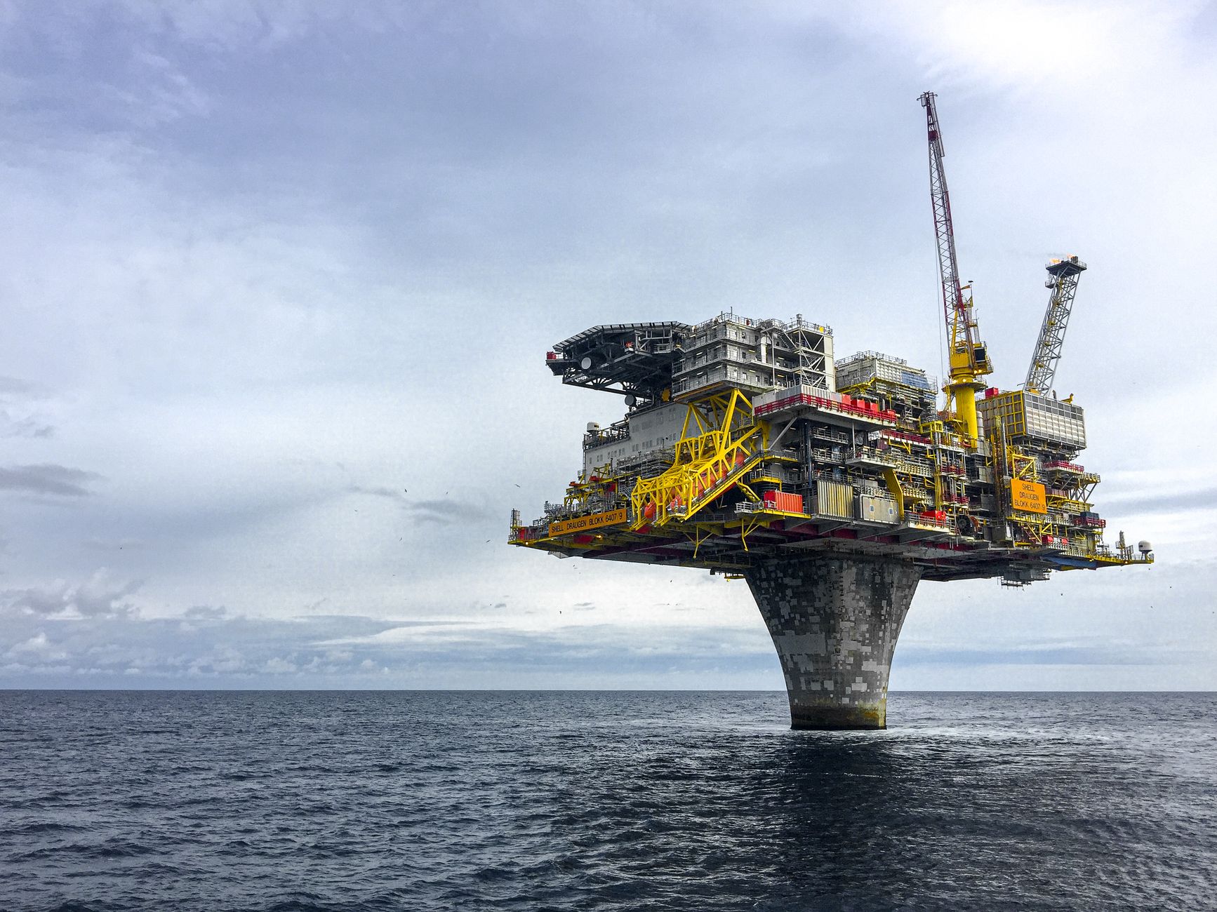Plataforma de petróleo em alto-mar operando na costa brasileira