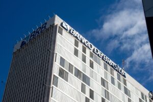 Sede do Banco Central em Brasília e representação de indicadores econômicos