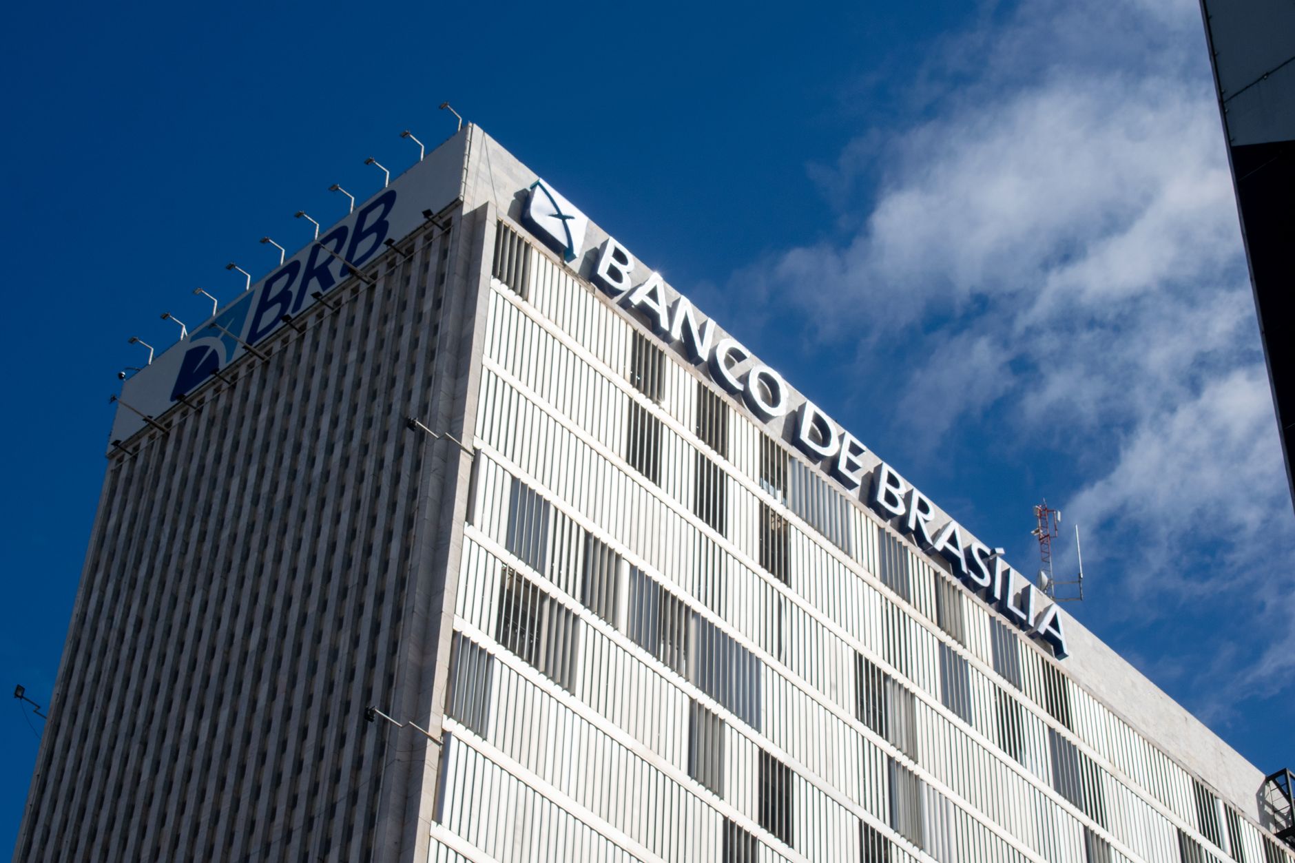 Sede do Banco Central em Brasília e representação de indicadores econômicos