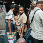 Beneficiários do Bolsa Família realizam consultas e saques em agência bancária