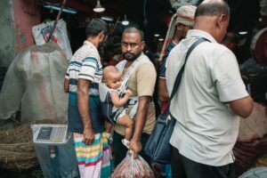 Beneficiários do Bolsa Família realizam consultas e saques em agência bancária