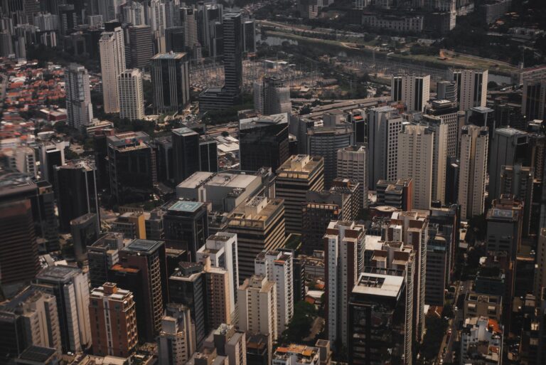 Vista de centro financeiro no Brasil representando indicadores econômicos