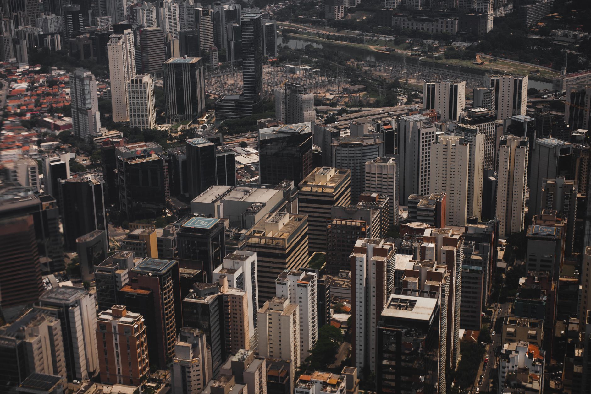 Vista de centro financeiro no Brasil representando indicadores econômicos