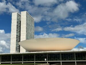 Fachada do Congresso Nacional em Brasília durante cobertura jornalística