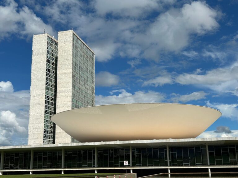 Fachada do Congresso Nacional em Brasília durante cobertura jornalística