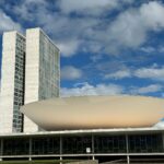 Fachada do Congresso Nacional em Brasília durante sessão legislativa
