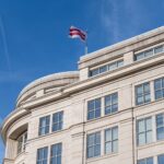 Sede do Fundo Monetário Internacional em Washington e gráficos de projeção econômica
