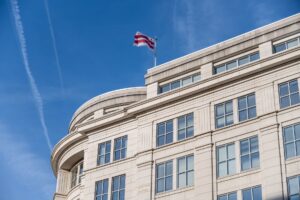 Sede do Fundo Monetário Internacional em Washington e gráficos de projeção econômica
