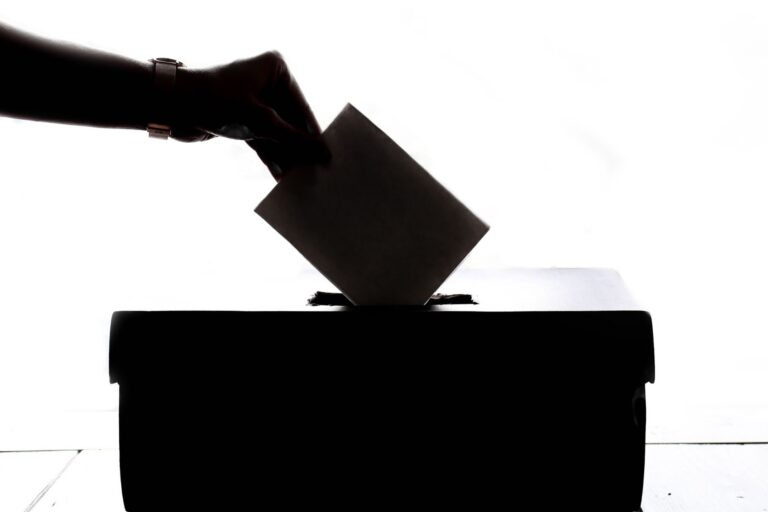 Urna eletrônica em seção de votação durante as eleições no Brasil