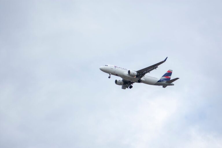 Avião comercial voando em céu azul representando o setor de aviação civil no Brasil