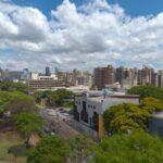 Fachada de prédio público municipal representando a gestão fiscal e administração de cidades no Brasil.