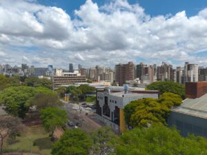 Fachada de prédio público municipal representando a gestão fiscal e administração de cidades no Brasil.