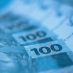 Cédulas de Real brasileiro sobre gráficos de mercado financeiro