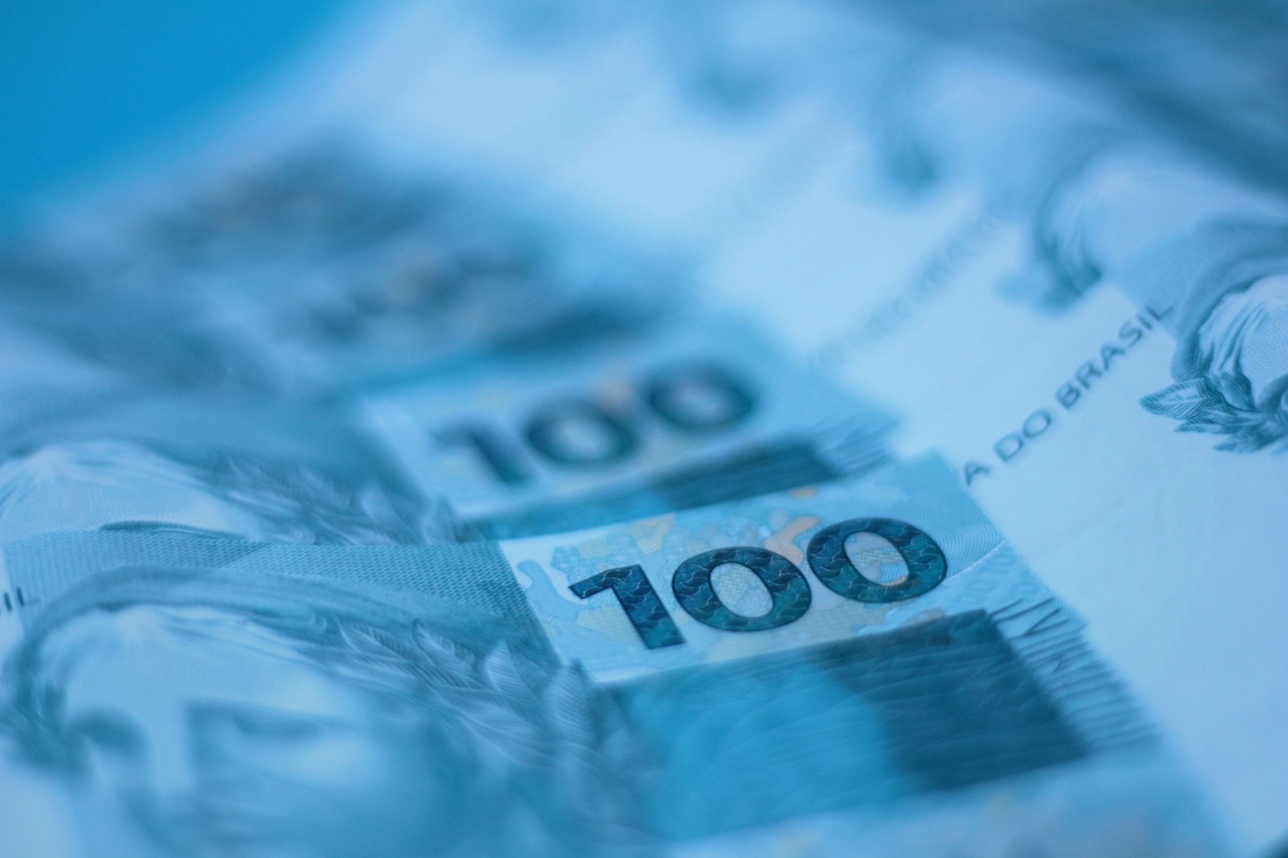 Cédulas de Real brasileiro sobre gráficos de mercado financeiro