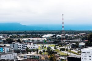 Vista de centro financeiro no Brasil com bandeira ao fundo