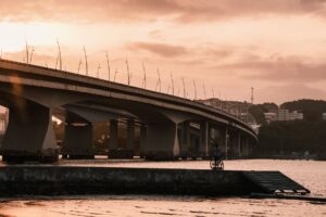 Rodovia e obras de infraestrutura de transporte em andamento no Brasil