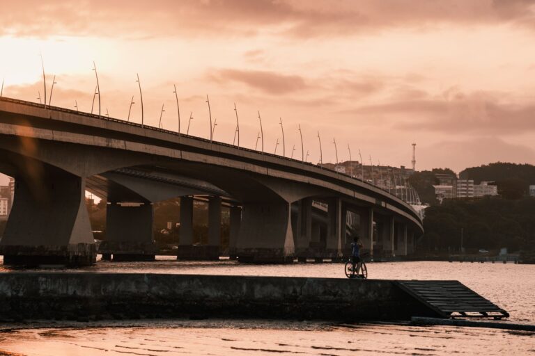Rodovia e obras de infraestrutura de transporte em andamento no Brasil