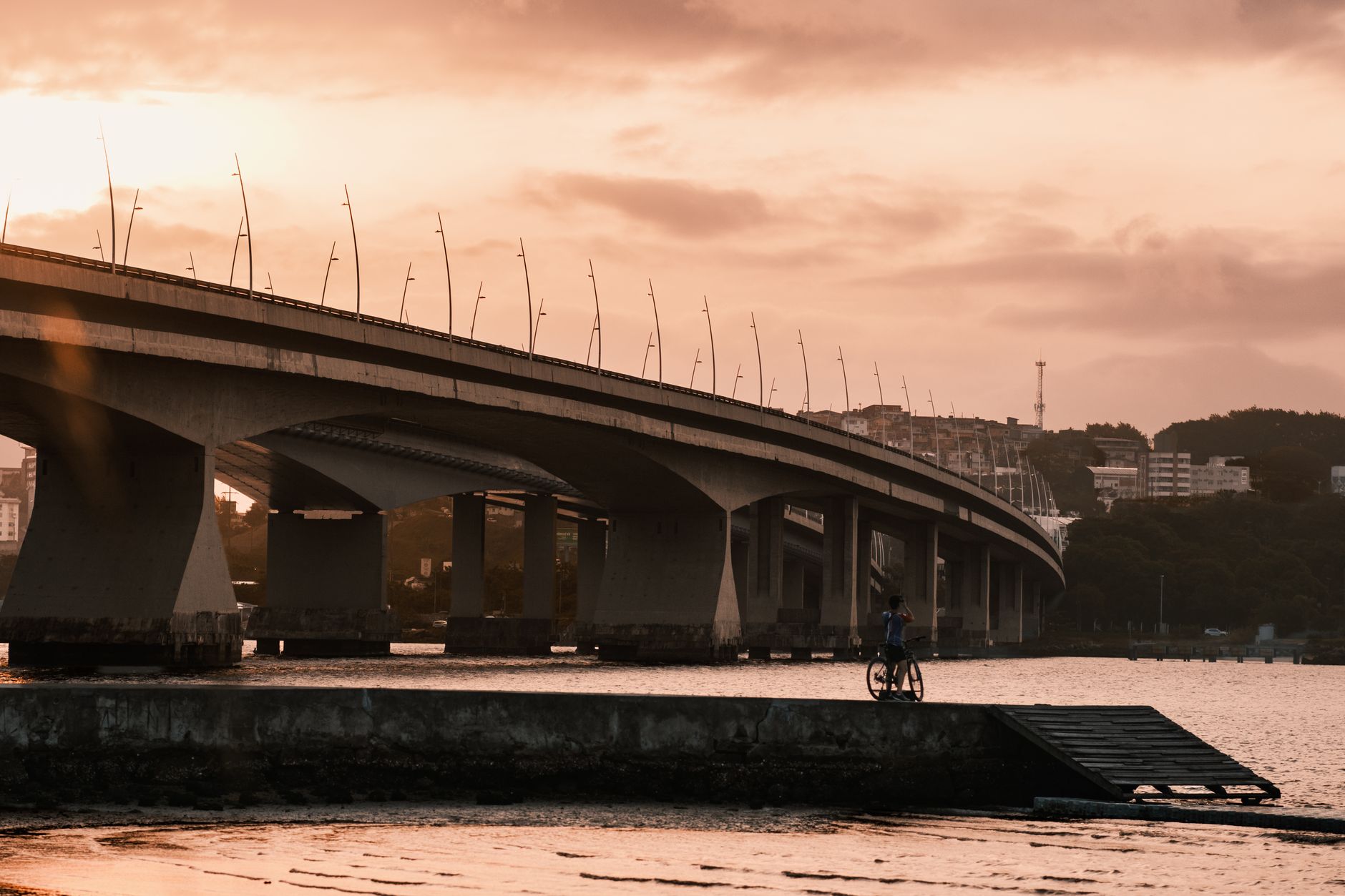 Rodovia e obras de infraestrutura de transporte em andamento no Brasil