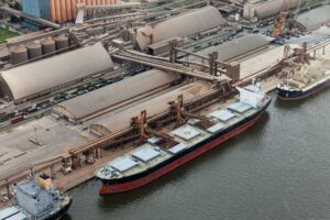Navio cargueiro carregando produtos do agronegócio brasileiro em porto