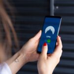 Dispositivo móvel exibindo tela de navegação com foco em segurança digital e regulamentação no Brasil