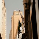 Vista panorâmica de centro financeiro e símbolos institucionais do Brasil