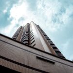 Fachada de prédio legislativo no Brasil representando a discussão de leis orçamentárias