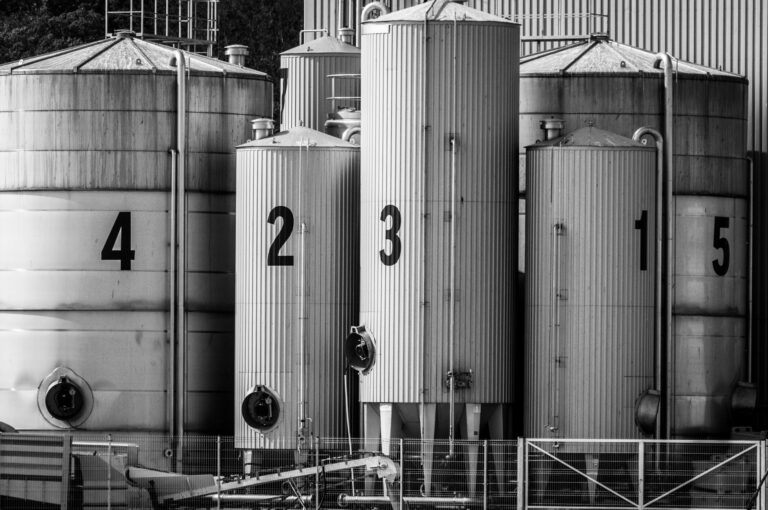 Linha de produção em fábrica industrial brasileira