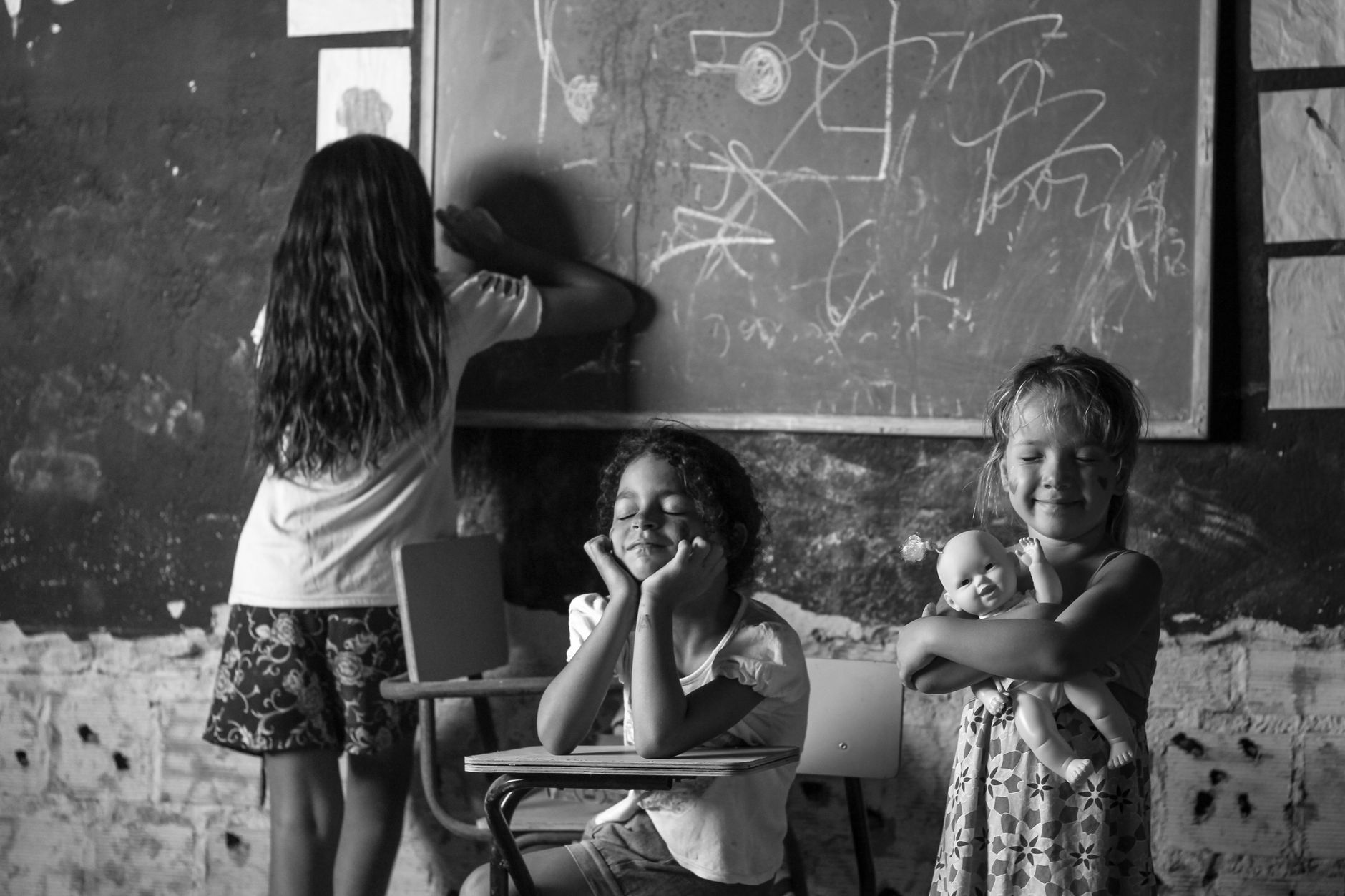 Estudantes em sala de aula da rede pública no Brasil