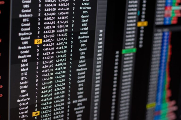 Painel de cotações e movimentação na Bolsa de Valores brasileira durante pregão em outubro de 2026.