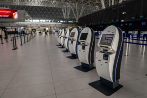 Profissionais trabalhando em um escritório moderno no Brasil