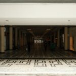 Trabalhadores em atividade em ambiente corporativo e comercial no Brasil