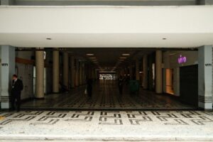 Trabalhadores em atividade em ambiente corporativo e comercial no Brasil