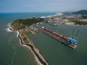Navio de carga e contêineres em porto brasileiro representando exportações