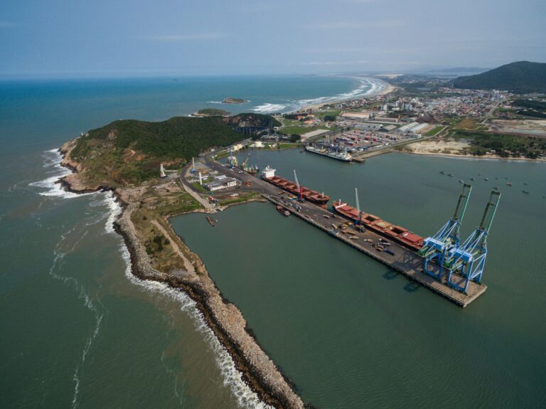 Navio de carga e contêineres em porto brasileiro representando exportações