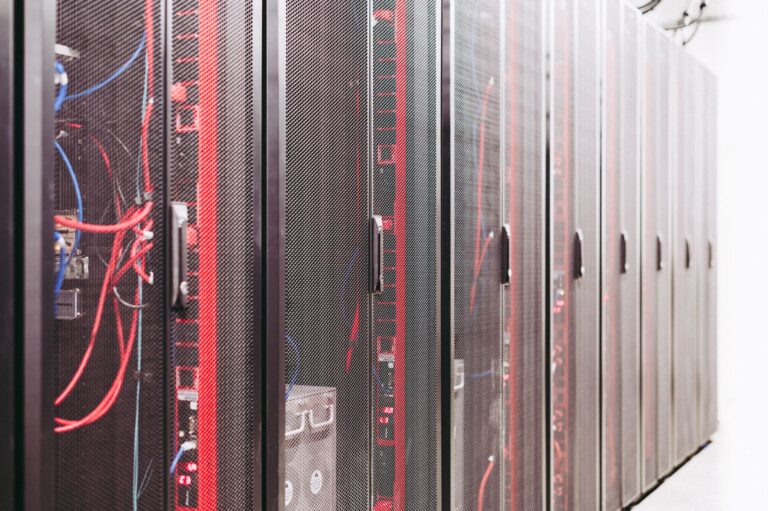 Servidores de computação em nuvem em centro de dados tecnológico