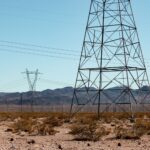 Torre de transmissão de energia elétrica contra o céu limpo no Brasil