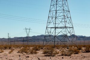 Torres de transmissão de energia elétrica em área rural do Brasil