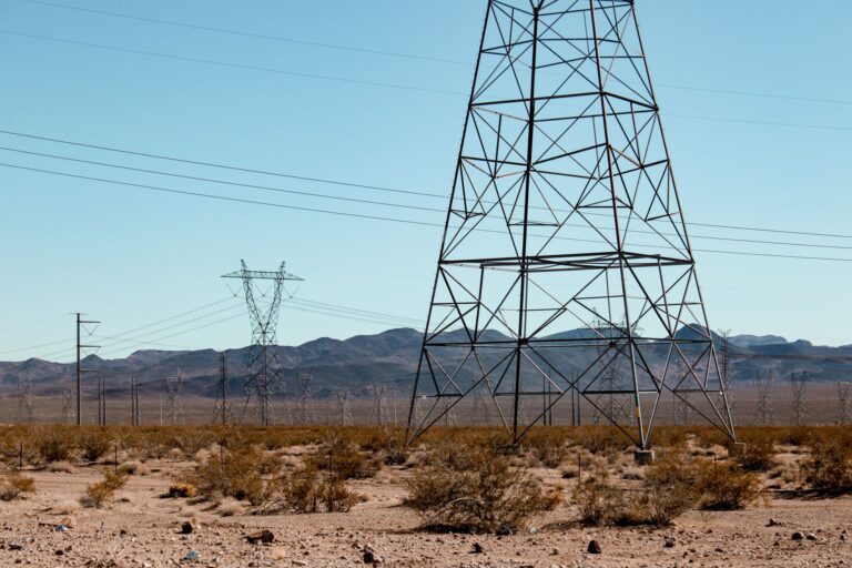 Torres de transmissão de energia elétrica em área rural do Brasil