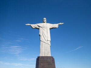 Turistas internacionais em ponto turístico brasileiro