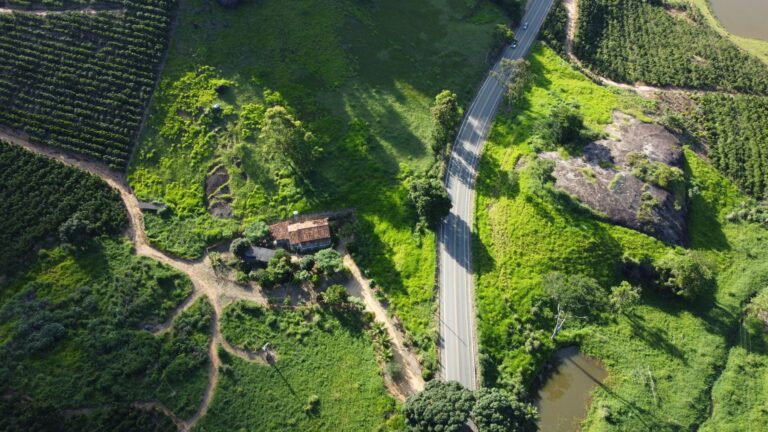 Painéis solares e instalações de tecnologia sustentável no Brasil