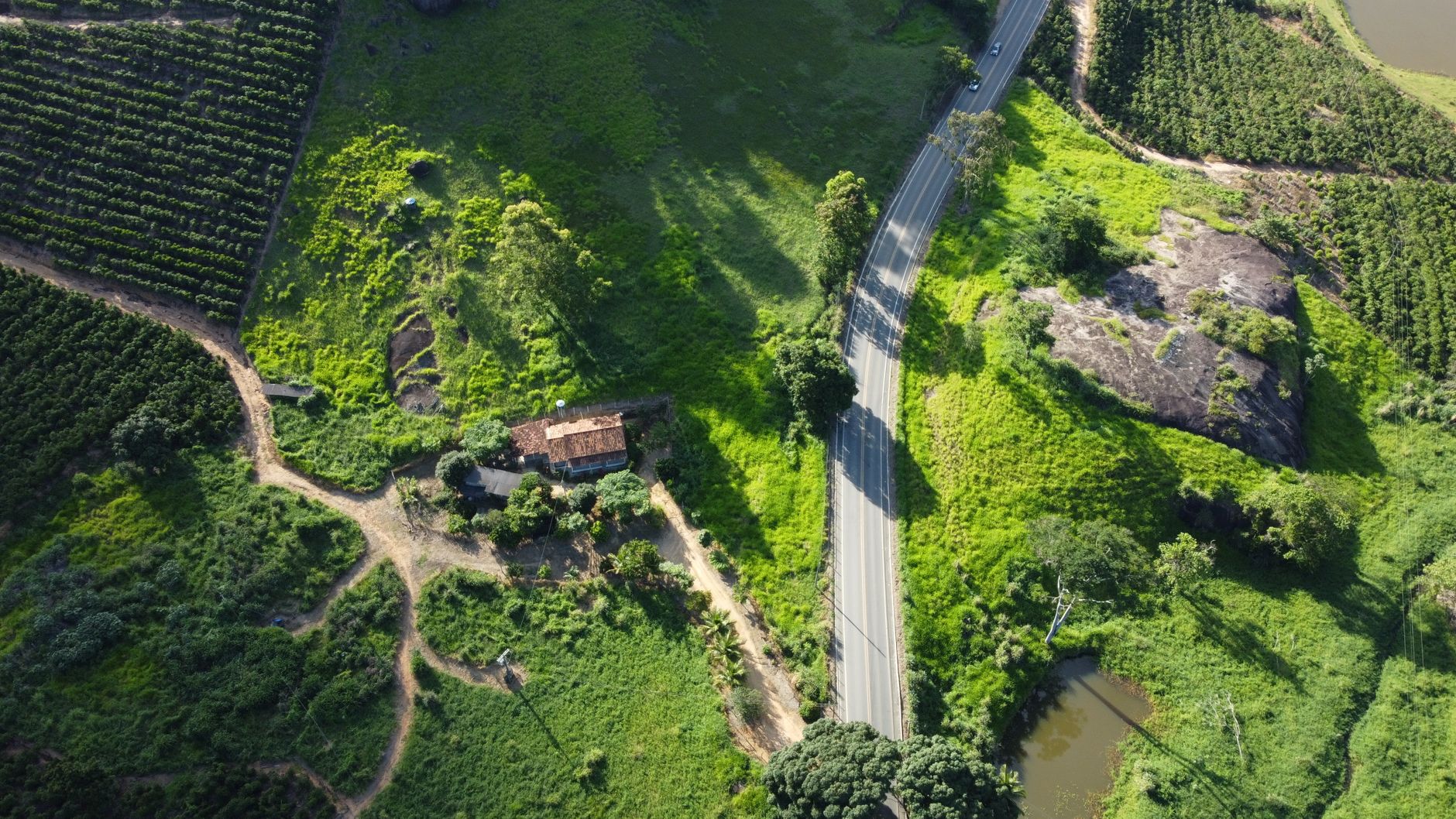 Painéis solares e instalações de tecnologia sustentável no Brasil