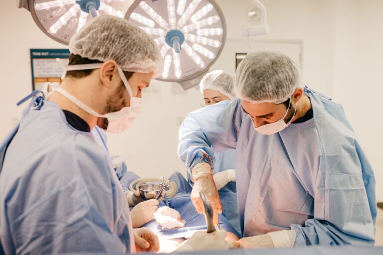 Pesquisadores em laboratório de ciência e tecnologia no Brasil