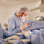 Pesquisadores em laboratório científico no Brasil debatendo políticas de inovação