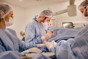 Pesquisadores em laboratório científico no Brasil debatendo políticas de inovação