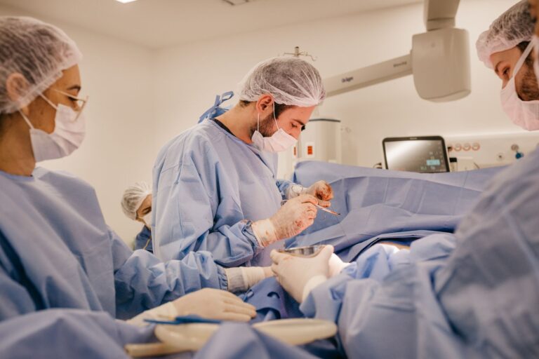 Pesquisadores em laboratório científico no Brasil debatendo políticas de inovação